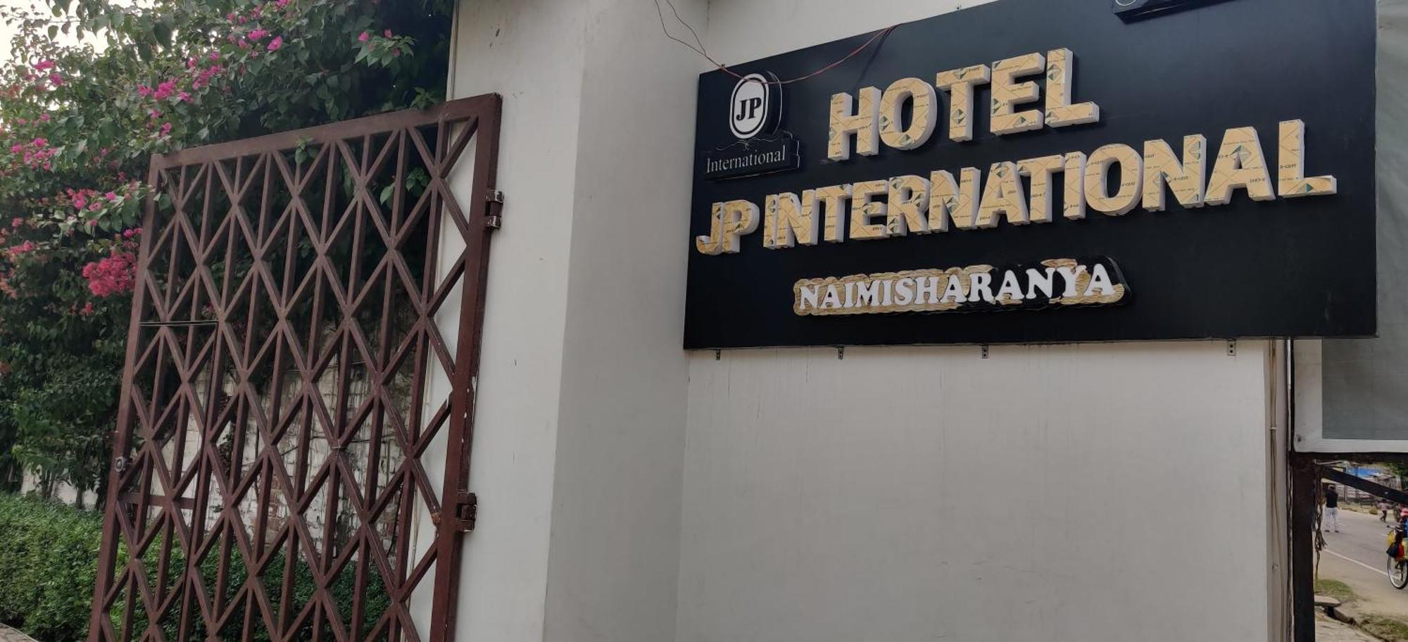 Jp International Naimisharanya Hotel ภายนอก รูปภาพ